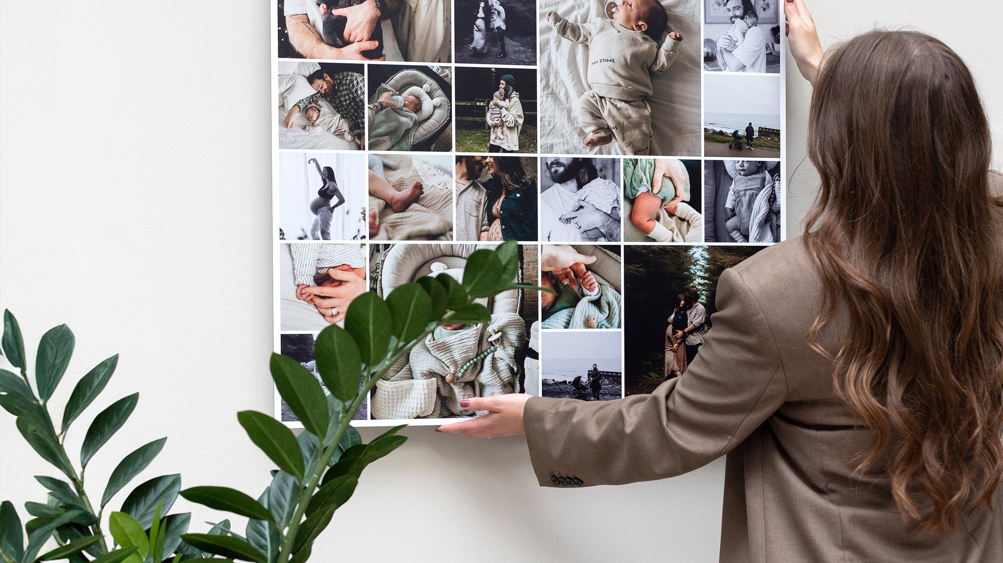 Grote foto-afdruk scherp aan de muur in een lichte ruimte
