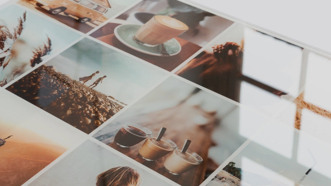Foto op glas aan de muur in een sfeervol interieur