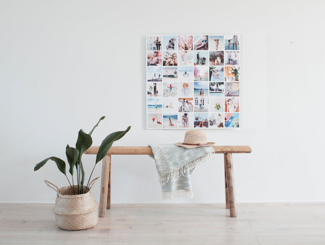 Foto op aluminium opgehangen zonder boren boven een bankje in een lichte woonkamer