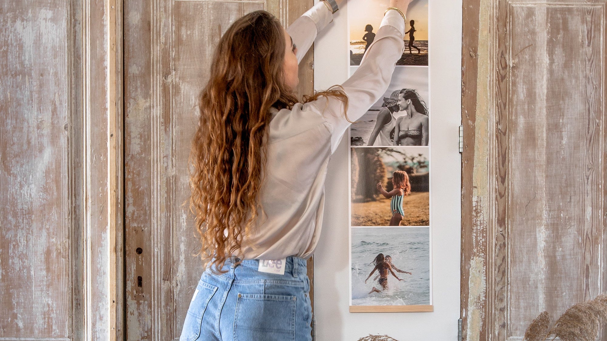 Fotostrip aan de muur met meerdere foto's onder elkaar