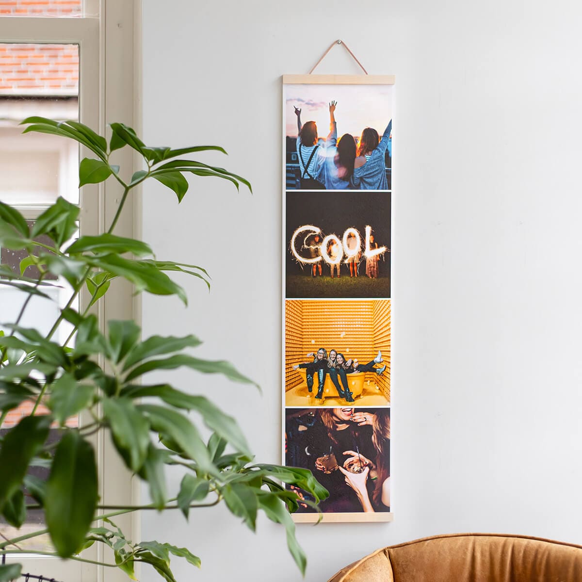 Instawall Poster Fotostrip 1:4 verticaal fotostrip als wanddecoratie in een modern interieur met kamerplant