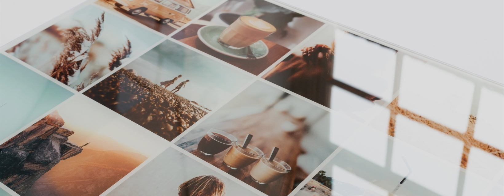 Foto op glas aan de muur in een sfeervol interieur