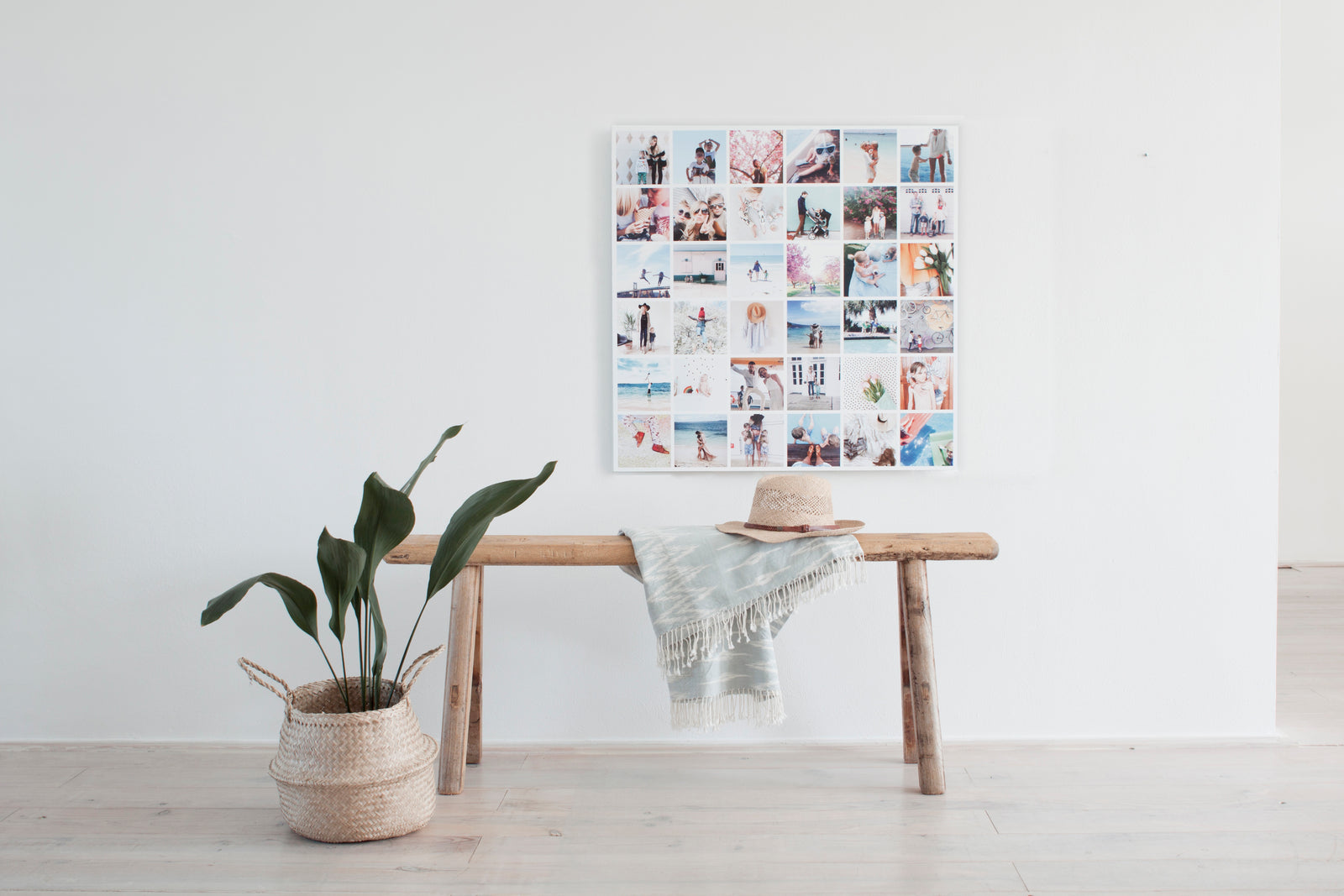 Rustige foto op aluminium aan een lichte muur