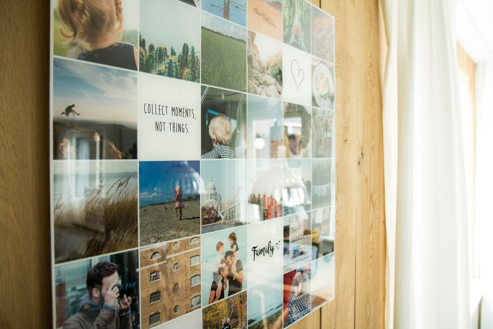 Foto op glas in een lichte woonkamer